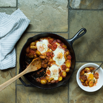 Baked eggs in cast iron with marinara and potatoes